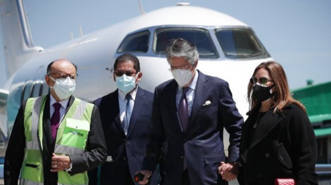 Presidente Guillermo Lasso a su arribo a Colombia, en abril de 2021.