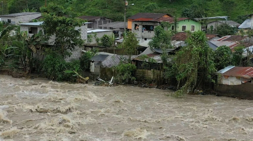 La crecida del río afectó a la población de Pacayacu, en Cotopaxi, el 3 de febrero de 2022.