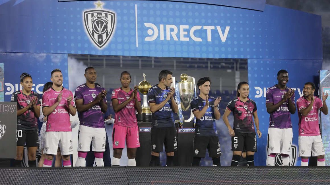 Los jugadores y jugadoras de Independiente lucen la camiseta que usarán en la temporada 2022.
