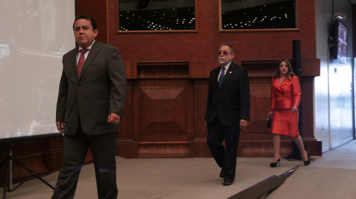 Patricio Pazmiño, Alfredo Ruiz y Wendy Molina, ingresando a la Asamblea para su posesión como jueces constitucionales, el 6 de noviembre de 2012.