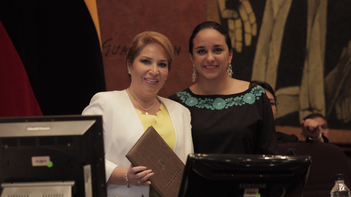 Pamela Martínez (izq.) el día de su posesión como jueza constitucional, el 5 de noviembre de 2015.