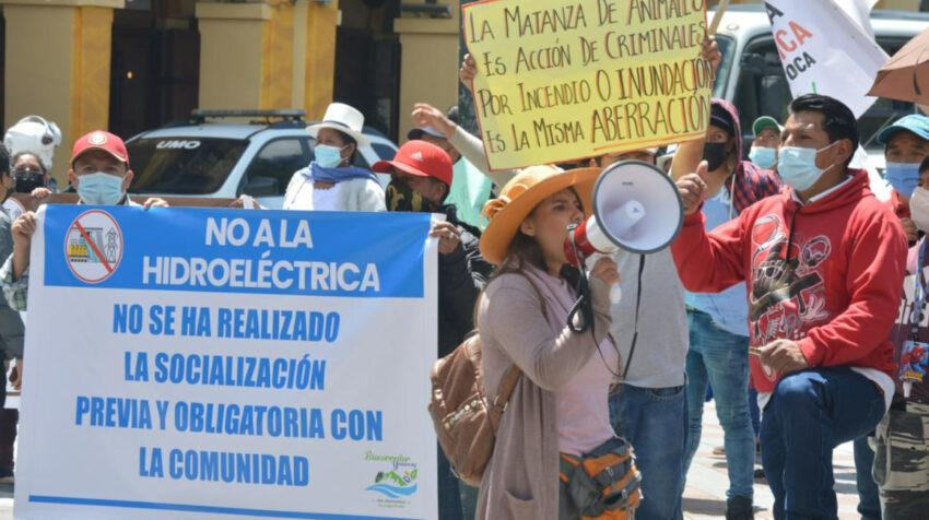 El martes 1 de febrero de 2022, moradores y activistas protestaron en los exteriores de la Gobernación del Azuay, contra el proyecto Soldados Yanuncay.