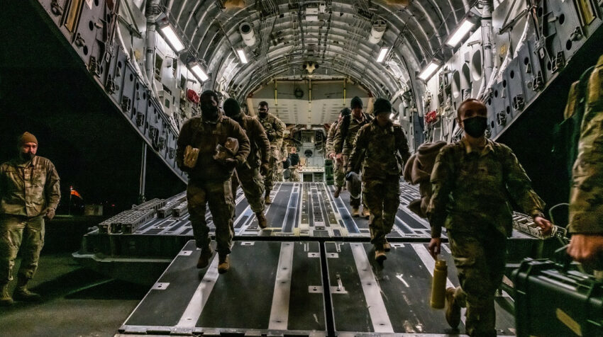 Arribo de tropas de Estados Unidos a una base militar de Europa, el 5 de febrero de 2022. 