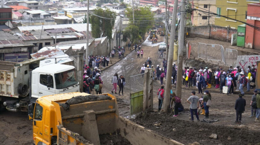 Personas y volquetas ayudan a limpiar La Comuna y La Gasca, en Quito, el 5 de febrero de 2022, tras el aluvión.