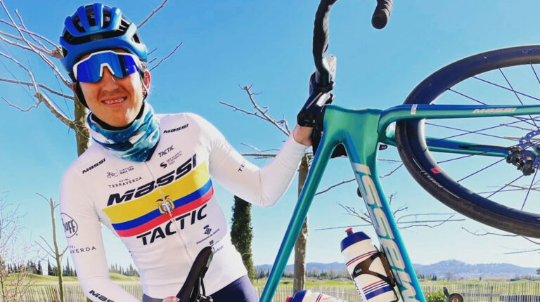 La ciclista ecuatoriana Miryam Núñez con su uniforme y bicicleta del equipo español Massi-Tactic.