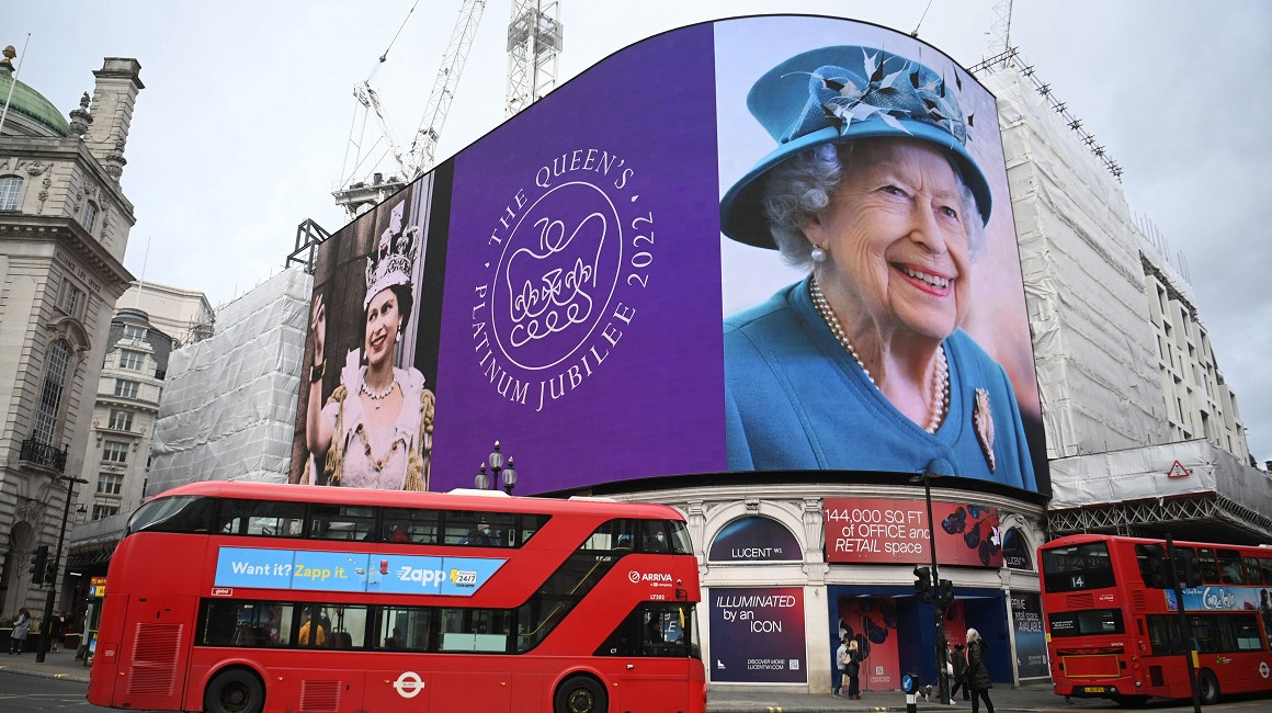 Imagen de la reina Isabel II de Inglaterra en una pantalla en Piccadilly Circus en Londres, el 6 de febrero de 2022.