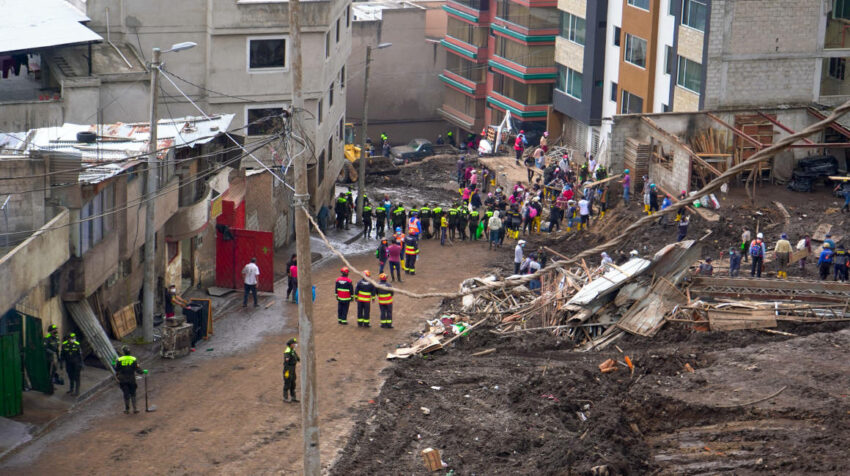 Personas limpian los escombros que dejó un aluvión en los sectores de La Gasca y La Comuna, en Quito, el 5 de febrero de 2022.