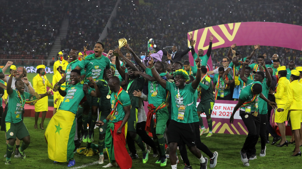 Los jugadores de Senegal celebran con el trofeo tras ganar la final de la Copa Africana de Naciones frente a Egipto en Yaundé, el 6 de febrero de 2022.