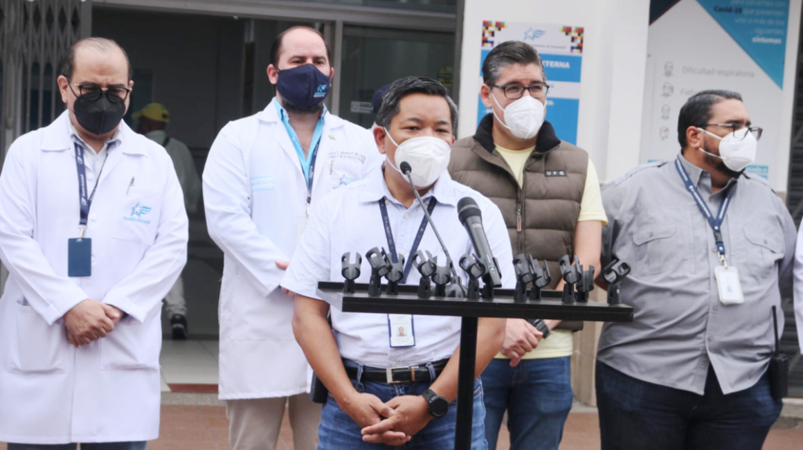 Autoridades municipales anuncian, desde el hospital Bicentenario de Guayaquil, tendencia a la baja por Covid-19 y poca vacunación, el 7 de febrero de 2022.