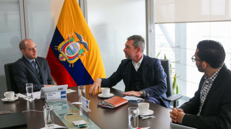 José Prado, ministro de producción, y Ludovic Auvray, director de Heineken Ecuador, empresa que tiene contratos de inversión, en diciembre de 2021.