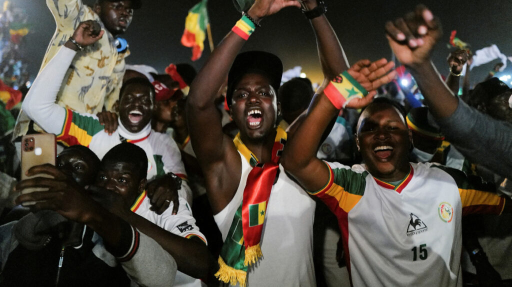 Miles de aficionados reciben en Dakar a la selección de Senegal