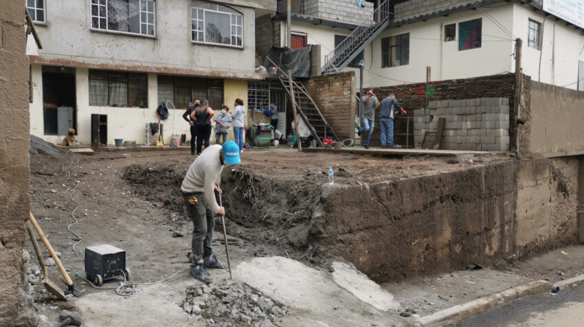 Personas trabajan en la reconstrucción de la parte frontal de una casa, el 7 de febrero de 2022, en el sectro de La Comuna