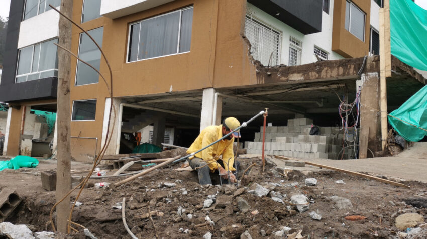 Una persona instala una columna en una de las casas destruidas por el aluvión en el sector de La Comuna, en el norte de Quito, el 7 de febrero de 2022.