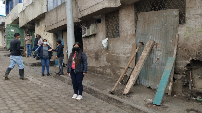 Una mujer afuera de su casa, que se sostiene con estacas en el barrio La Comuna, el 7 de febrero de 2022.