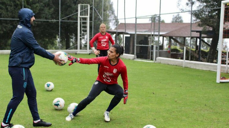 La portera Andrea Vera durante una sesión de entrenamiento con la Selección femenina.