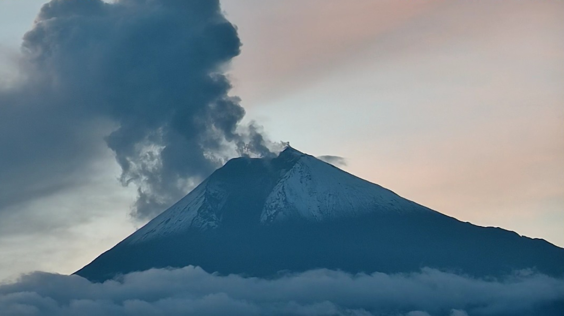 Imagen de la emisión de ceniza del volcán Sangay, captada por el ECU911 Macas, el 6 de febrero de 2022.