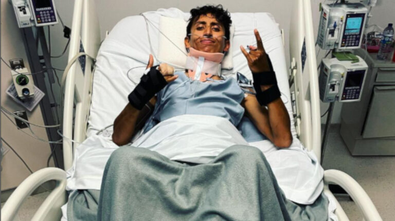 Egan Bernal se rompió más de 20 huesos en el accidente que sufrió en Cundinamarca el 24 de enero de 2022, pero ya fue dado de alta el 6 de febrero y continuará la rehabilitación en una casa temporal.