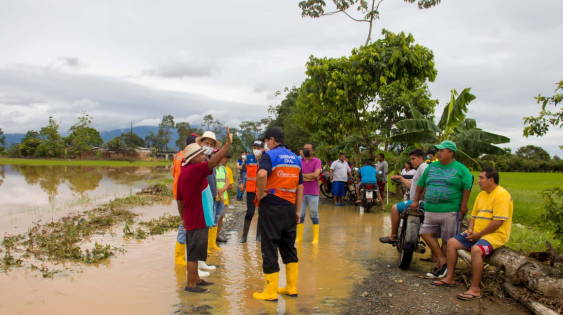 Moradores hablan con autoridades locales y nacionales tras el desbordamiento del río Santa Rosa, en Los Ríos, el 7 de febrero de 2022.