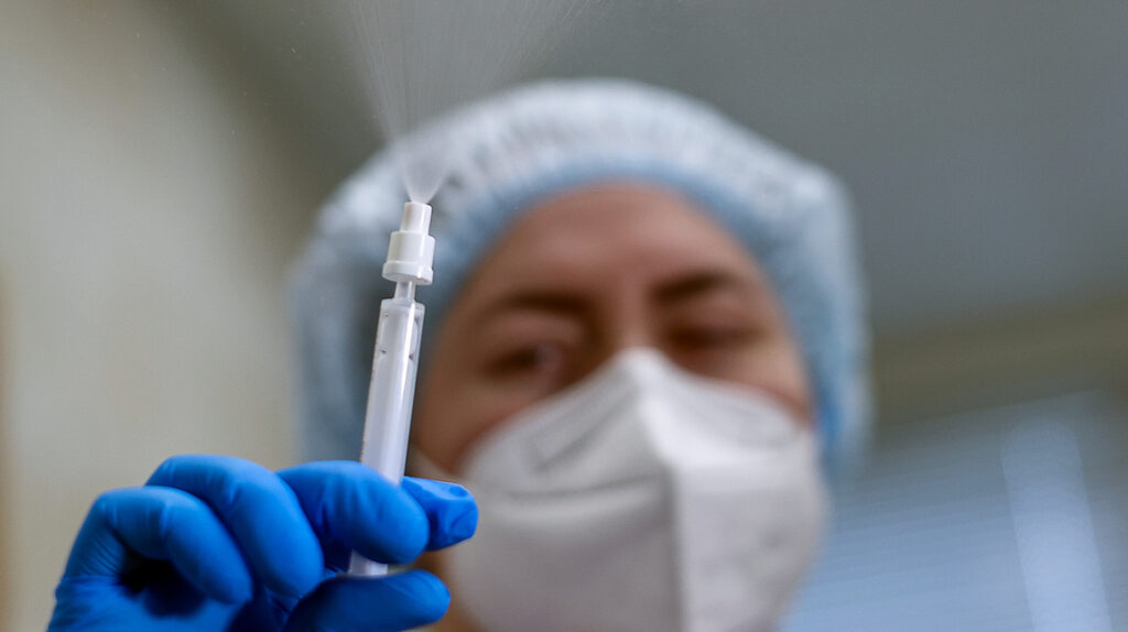 Vacuna intranasal, la esperanza para prevenir el Covid-19 a largo plazo