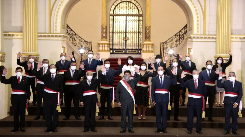 Perú renueva su gabinete ministerial entre pedidos de renuncia
