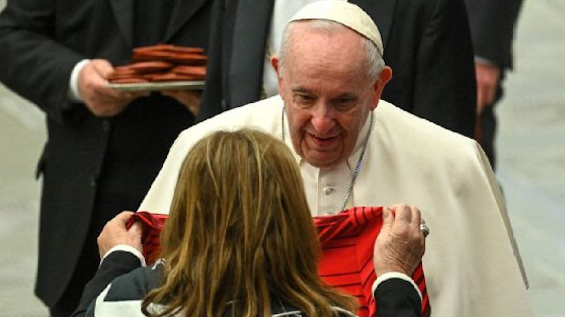 Dolores Aveiro, la madre de Cristiano Ronaldo, le entrega al papa Francisco la camiseta de su hijo, el miércoles 9 de febrero de 2022.