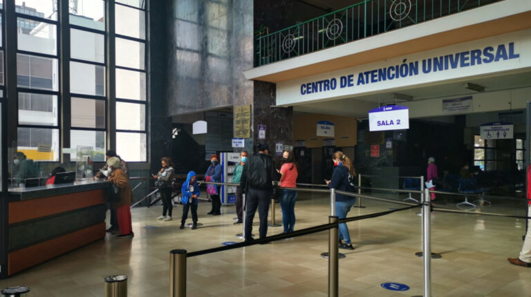 Ciudadanos esperan recibir información de un funcionario del IESS, en Quito, el 12 de enero de 2022.