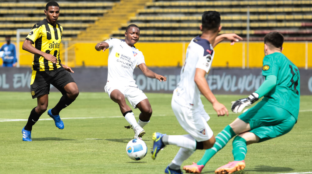 Liga de Quito cae ante Peñarol y se complica en la Libertadores