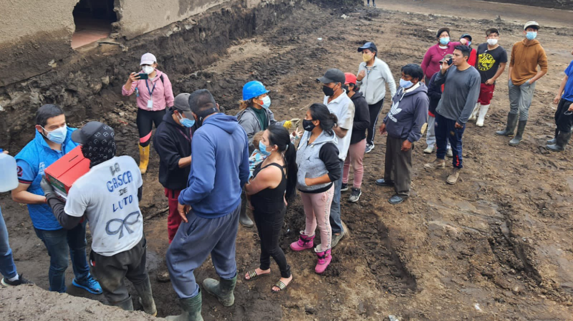 Entrega del Ministerio de Inclusión, de 150 kits de alimentos para las familias damnificadas por el aluvión en La Comuna y La Gasca, en Quito, el 5 de febrero de 2022.