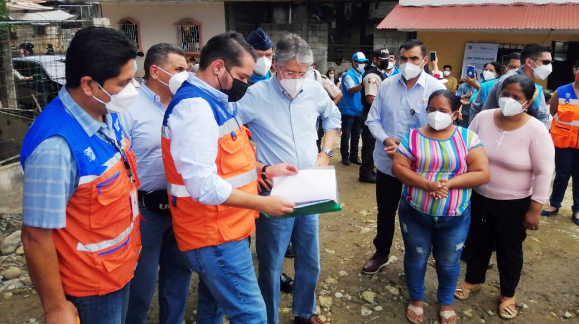 El presidente Guillermo Lasso junto con el director de Riesgos, Cristian Torres, revisaron la situación y las obras pendientes en Balao, provincia del Guayas, el 10 de febrero de 2022.
