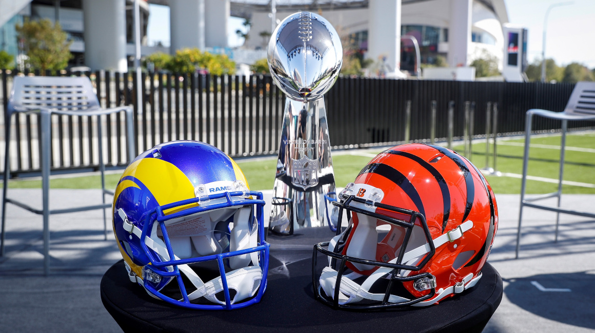 Los cascos de los Rams y de los Bengals con el Trofeo Vince Lombardi de la NFL de fondo.