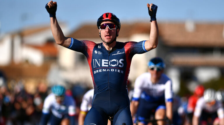 El italiano Elia Viviani festeja su victoria en la Etapa 1 del Tour de la Provence, el viernes 11 de febrero de 2022.