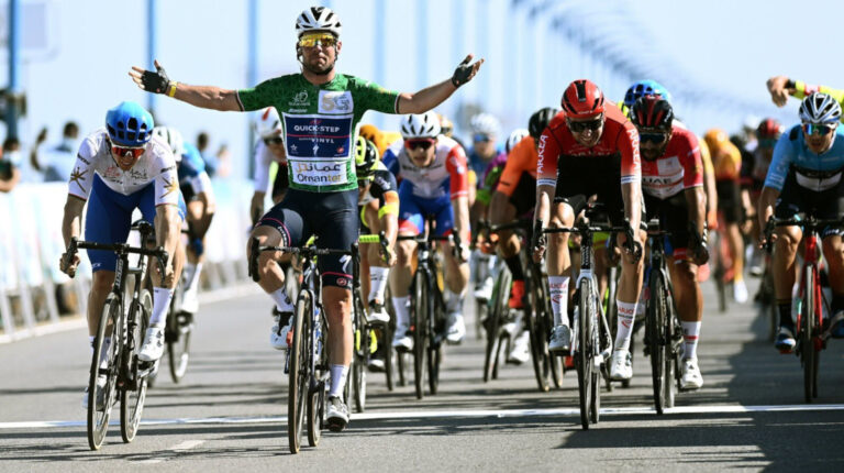 Mark Cavendish festeja la victoria en la Etapa 2 del Tour de Omán, el viernes 11 de febrero de 2022.