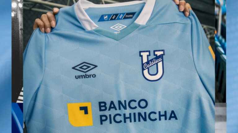 Camiseta oficial de Universidad Católica para la temporada 2022.