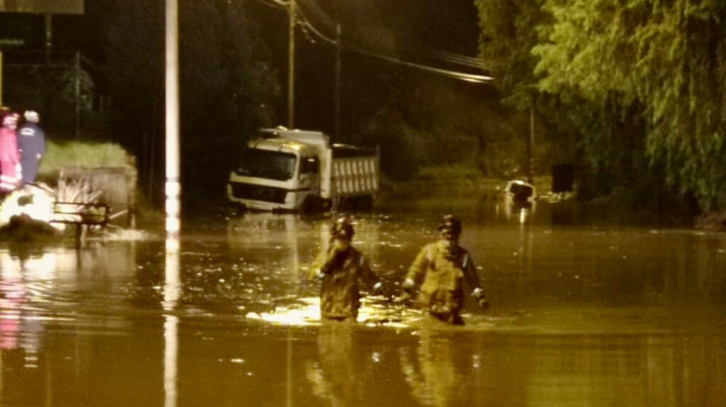 Cuatro personas rescatadas tras el desbordamiento del río Cuenca