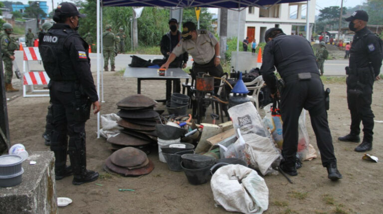 Agentes de la Policía decomisas herramientas de minería ilegal en Puerto Napo, el 13 de febrero de 2022.