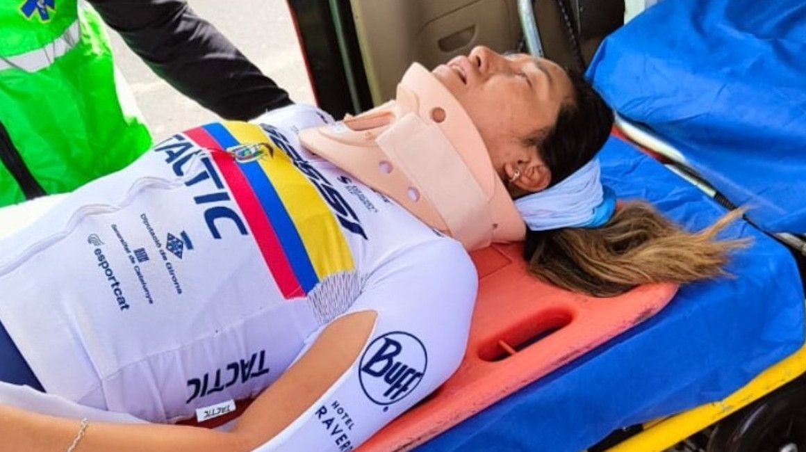 Momento en el que la ciclista ecuatoriana ingresa a la ambulancia tras su accidente, el 13 de febrero de 2022.