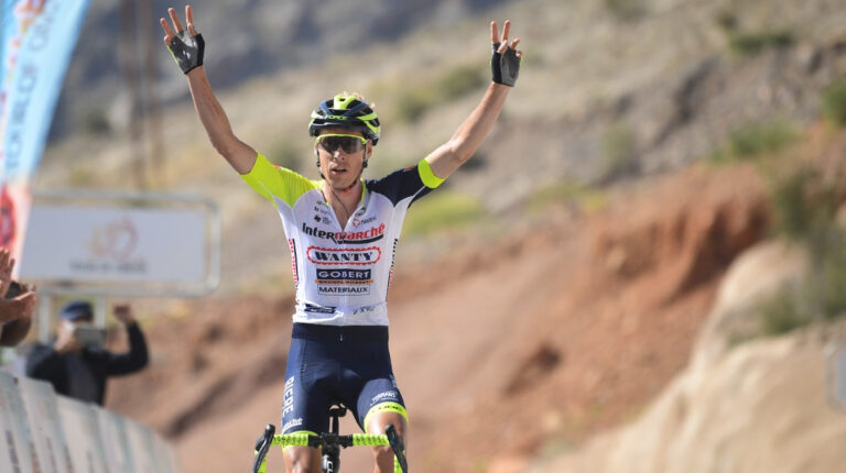 El ciclista del Intermarché-Wanty-Gobert Matériaux celebra su triunfo en la Etapa 5 del Tour de Oman, el 14 de febrero de 2022.