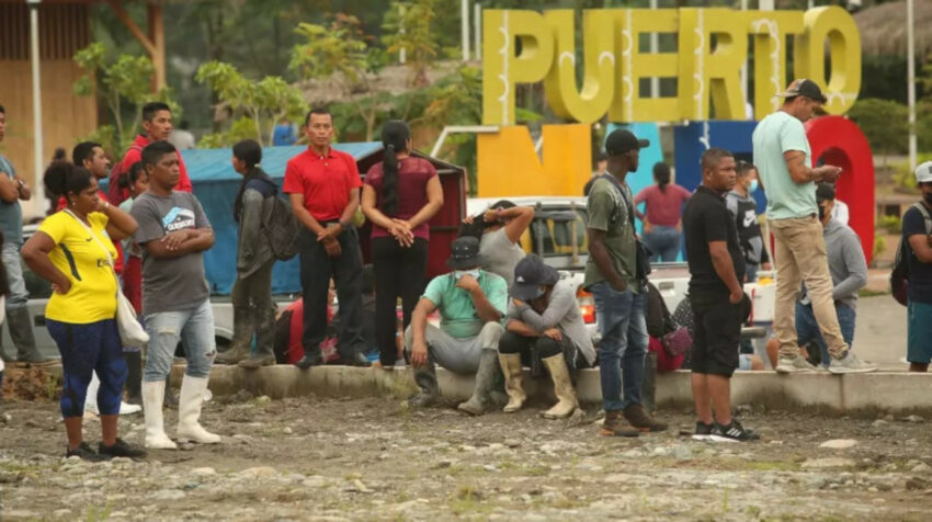 Habitantes de la parroquia Puerto Napo durante el operativo de la fuerza pública en contra de la minería ilegal, el 13 de febrero de 2022.