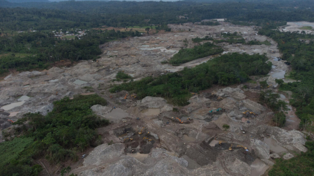 Mineros ilegales pagaban USD 500 para entrar a Yutzupino en la Amazonía