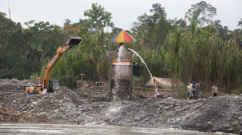 Una retroexcavadora remueve material pétreo durante actividades mineras ilegales en Yutzupino, en Napo, el 11 de febrero de 2022.