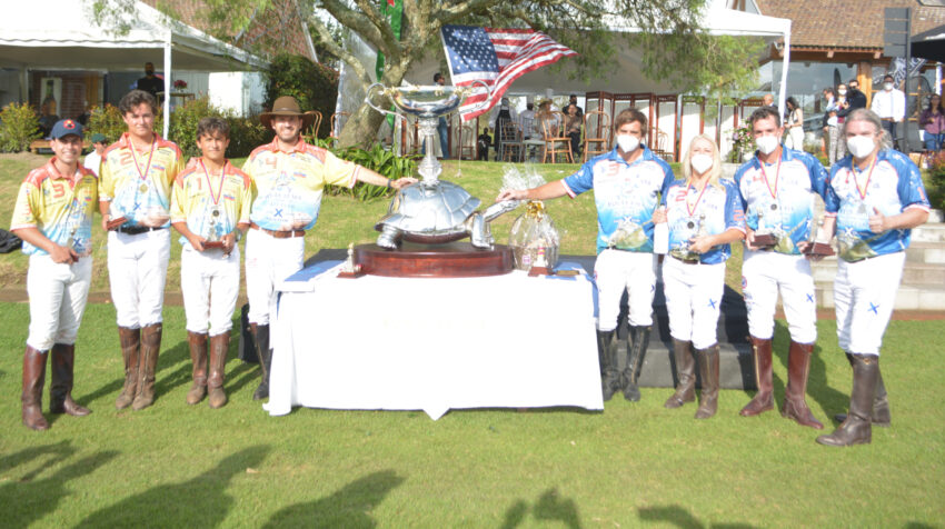 Las selecciones de polo de Ecuador y Estados Unidos, junto al trofeo Flor de la Vida.
