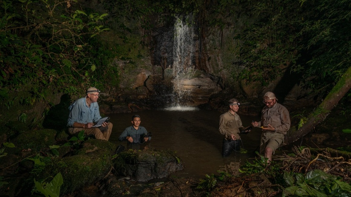 Investigadores tomando muestras de agua en un río de la Amazonía.