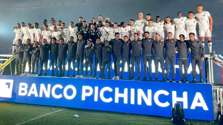 Los jugadores y el cuerpo técnico de Liga de Quito, durante la Noche Blanca, en el estadio Rodrigo Paz Delgado, el 12 de febrero de 2022.