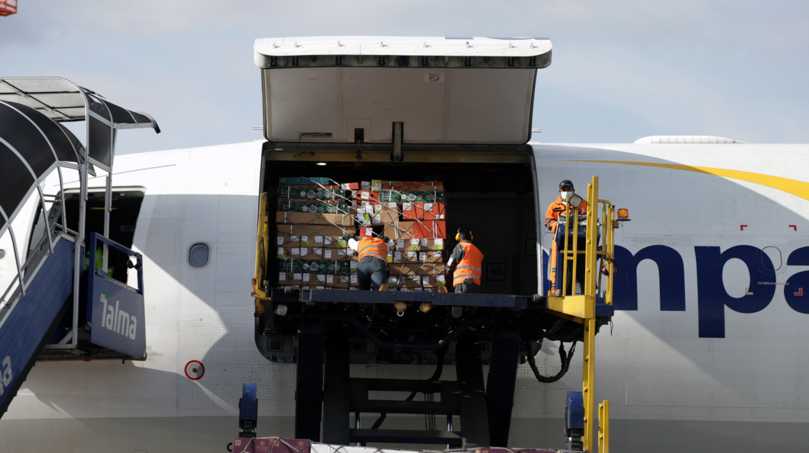 Un avión con carga en el Aeropuerto Internacional Mariscal Sucre de Quito, en febrero de 2022.