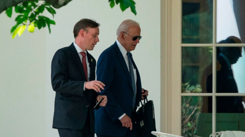 El consejero de seguridad nacional, Jake Sullivan, y el presidente Joe Biden.