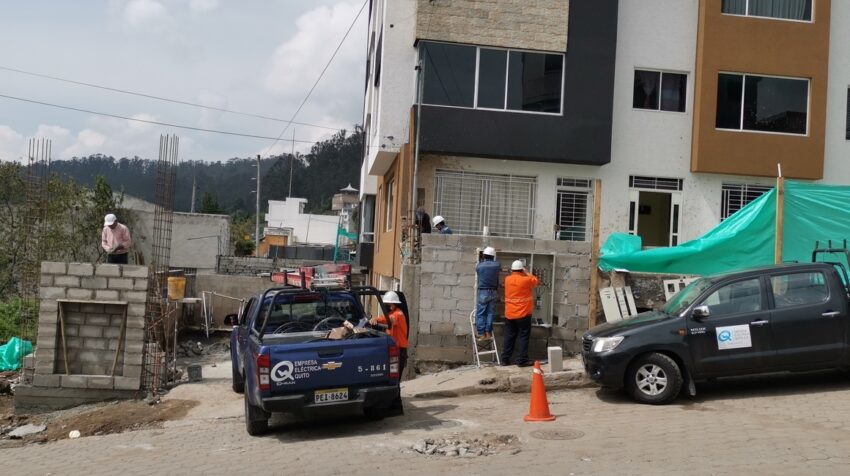 Funcionarios de la Empresa Eléctrica Quito instalan medidores en las casas que sufrieron daños por el aluvión, el 16 de febrero de 2022.