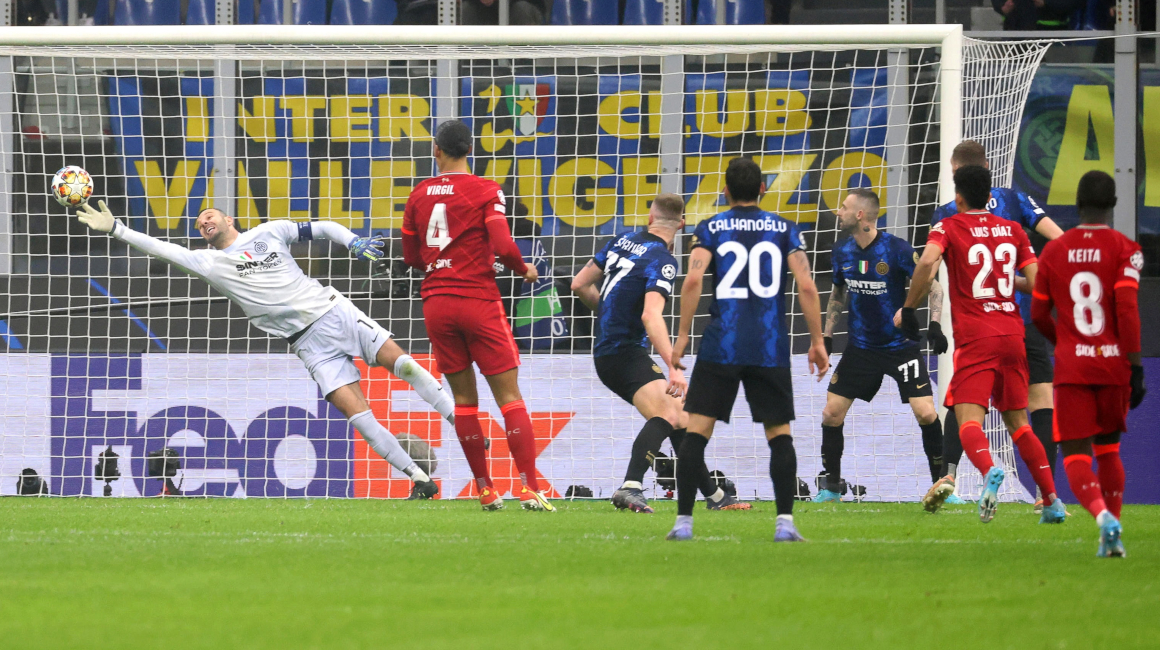 El arquero Samir Handanovic no logra detener el cabezazo de Firmino, que convierte el primer gol para el Liverpool en la victoria sobre el Inter de Milán, el miércoles 16 de febrero de 2022, por los octavos de final de la Champions League.