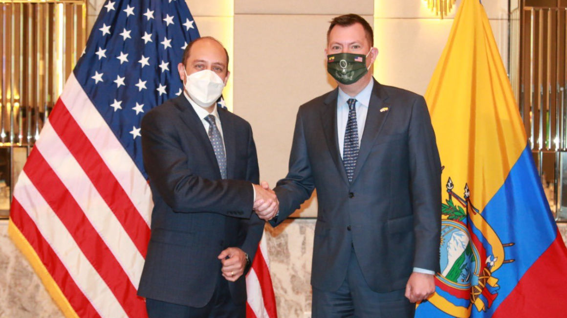 El ministro de Producción, Julio José Prado; y el embajador Jayme White, en Guayaquil, el 16 de febrero de 2022.