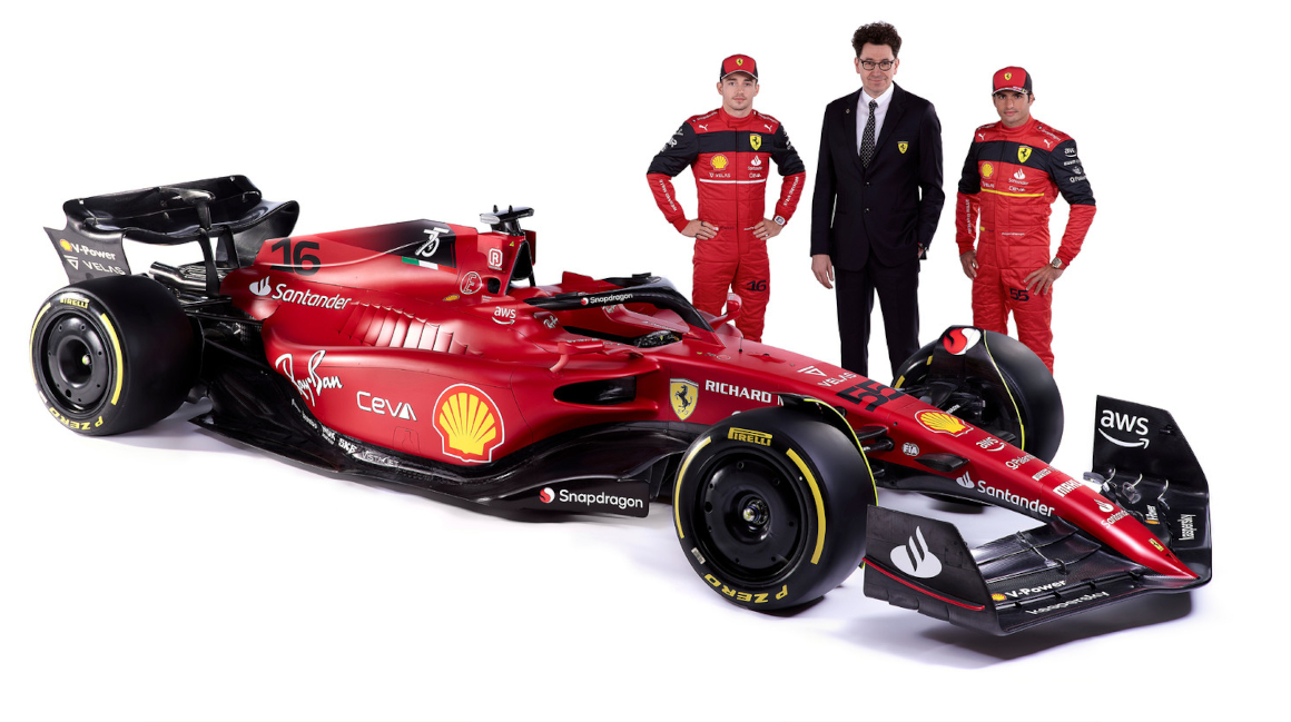 Los pilotos Charles Leclerc y Carlos Sainz, y el director Mattia Binotto, junto al nuevo monoplaza de Ferrari.