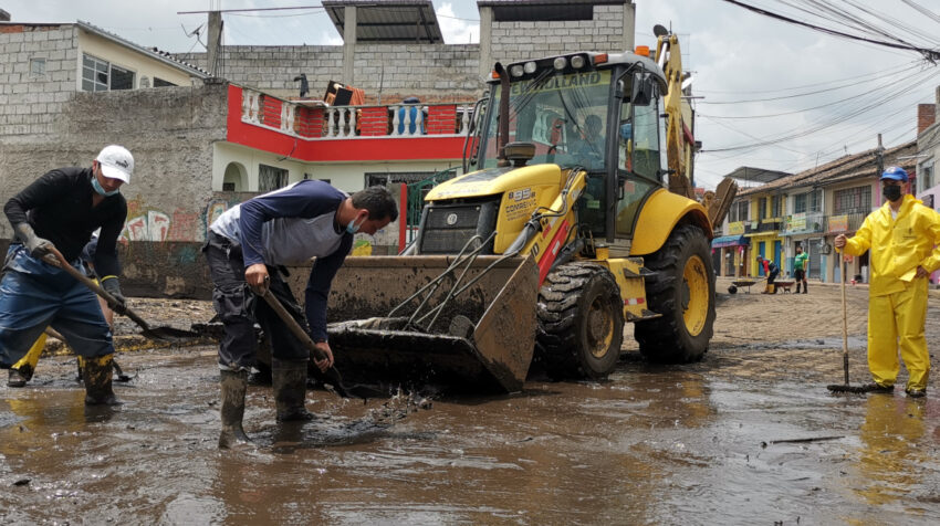 Habitantes del cantón Rumuñahui limpian las calles luego del desbordamiento de tres ríos, el 18 de febrero de 2022.